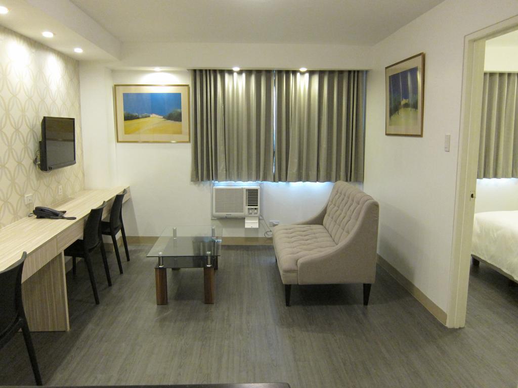 Отель The Charter House Макати Экстерьер фото